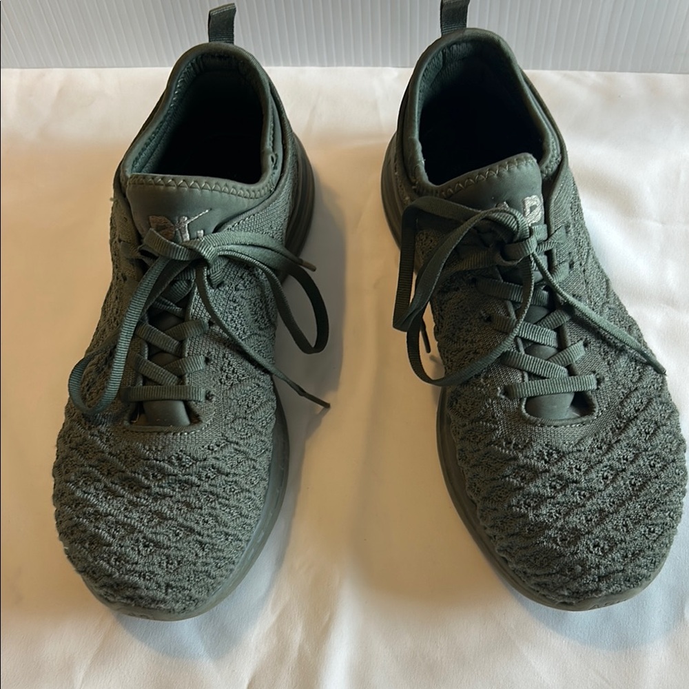 Lululemon Women’s APL Techloom Phantom Olive Green Sz 10,5 VGUC